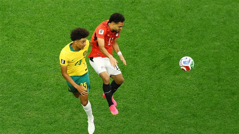 منتخب أستراليا يحرز هدف التعادل في شباك منتخب مصر بخطأ عكسي من محمد هاني