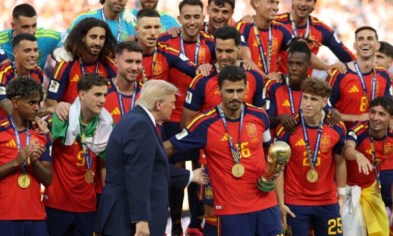 ترامب يثير الجدل ويصر على الوقوف بجانب أبطال كأس العالم
