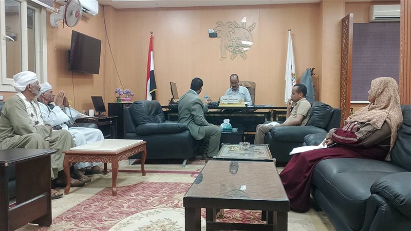 رئيس مركز باريس بالوادي الجديد يبحث أزمة آبار درب الأربعين