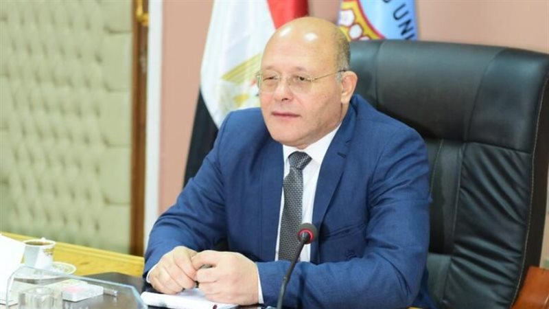 رئيس جامعة سوهاج يصرف مكافأة مالية لكافة الكوادر الأكاديمية والإدارية