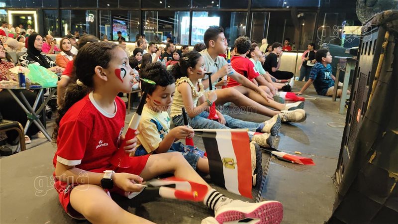 أطفال بورسعيد يخطفون الأنظار في تشجيع الفراعنة أمام أستراليا (فيديو وصور)