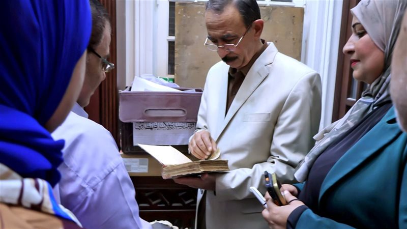 محافظ سوهاج يتفقد مكتبة رفاعة الطهطاوي ويوجه بدراسة رقمنتها والحفاظ على مقتنياتها التراثية