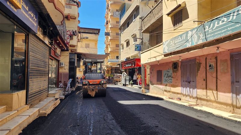 رصف ورفع كفاءة شارع البحر بإدكو لتحسين الحركة المرورية وخدمة المواطنين (صور)