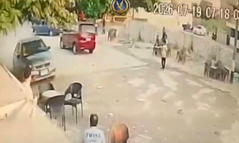 فيديو.. مصري يقتحم عمداً مقهى بسيارته لسبب صادم والسلطات تتدخل