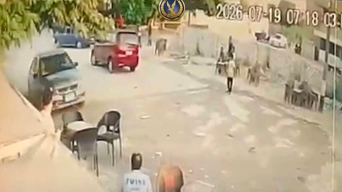 فيديو.. مصري يقتحم عمداً مقهى بسيارته لسبب صادم والسلطات تتدخل