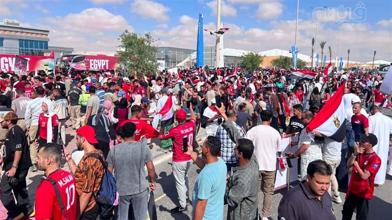 شعار “100 مليون شكرًا” في انتظار طائرة المنتخب