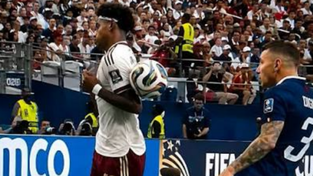 مطالبات بإعادة نصف نهائي كأس العالم