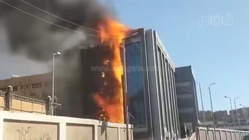 حريق أعلى سطح مستشفى الجراحة بأسوان ونقل المرضى احترازيًا إلى مستشفيات أخرى (صور)
