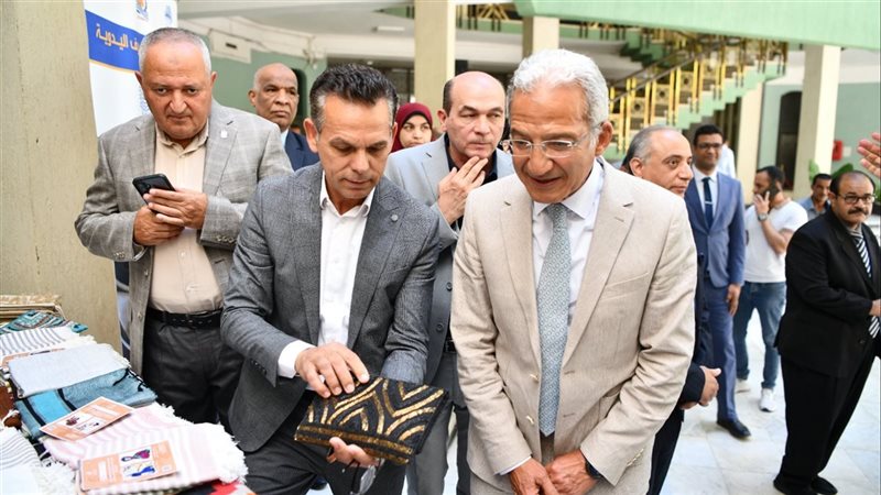 محافظ قنا يتفقد معرض الحرف التراثية بديوان عام المحافظة ويؤكد دعم الصناعات الحرفية وتطويرها (صور)