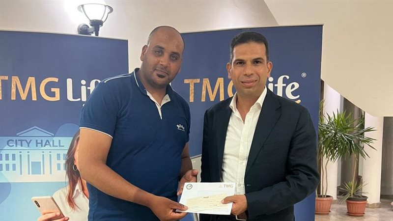 تنفيذًا لوعده، هشام طلعت مصطفى يسلم عامل الدليفري مكافأة 100 ألف جنيه
