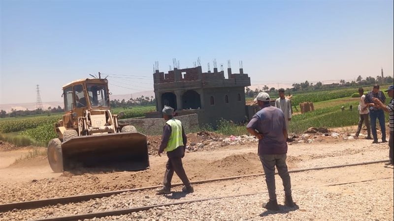 غلق 20 معبرًا غير قانوني على السكك الحديدية بدشنا حماية للمواطنين