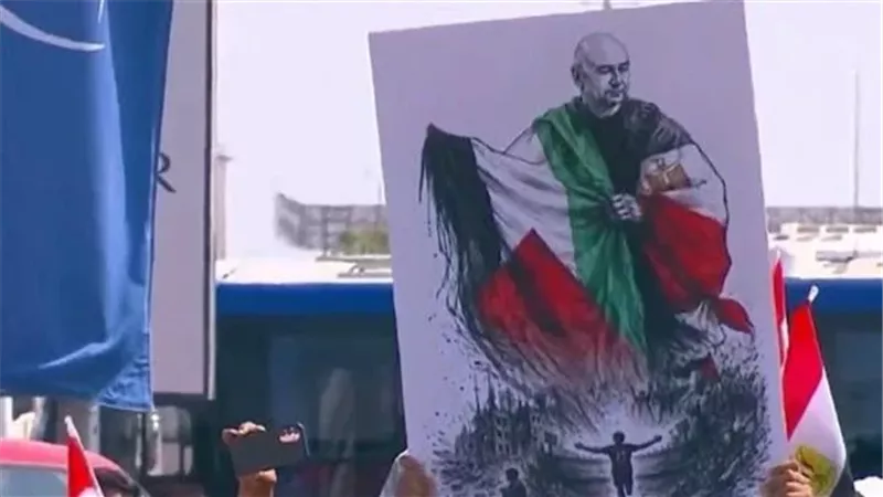 صورة حسام حسن بعلم فلسطين تتصدر مشاهد استقبال بعثة المنتخب الوطني في العلمين