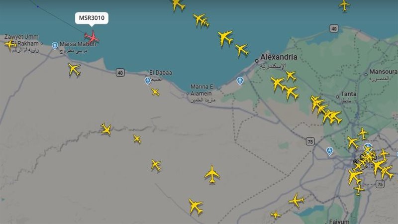 لحظة دخول طائرة المنتخب الوطني المجال الجوي المصري