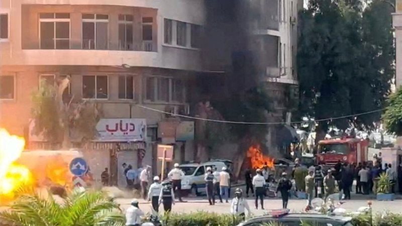 الداخلية السورية: القنبلتان بدائيتان وانفجرتا خارج النطاق الأمني لمقر إقامة ماكرون ولم يشكلا تهديدا مباشرا