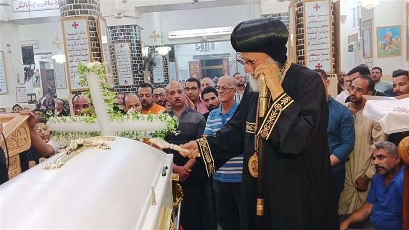 بعد 39 عاما من الخدمة، البابا تواضروس يعزي إيبارشية طهطا في نياحة القمص داود حبيب