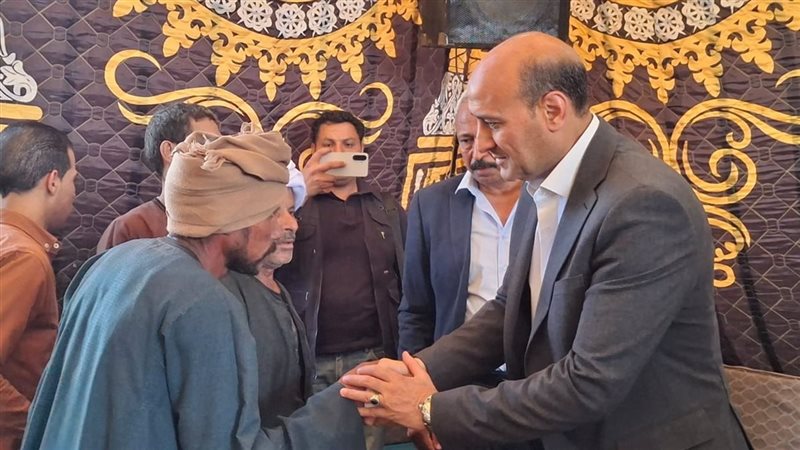 محافظ أسيوط يقدم واجب العزاء لأسر الأطفال ضحايا حادث سقوط التروسيكل (صور)