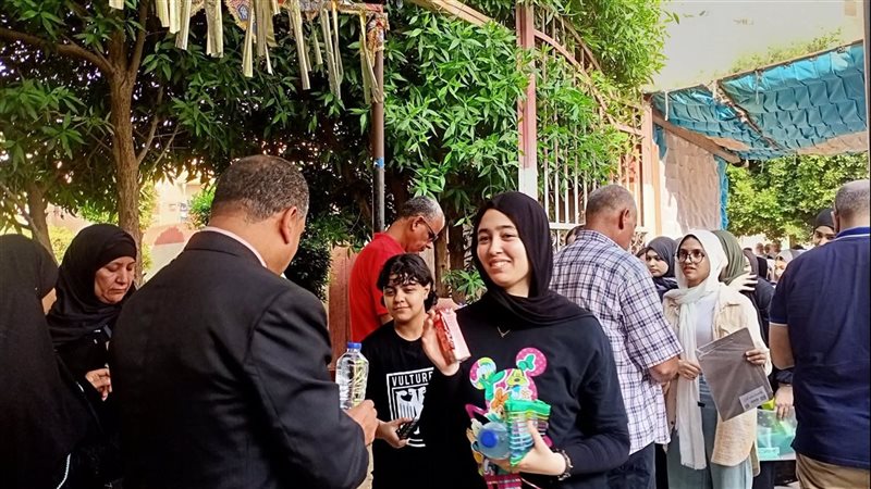 استقبال طلاب الثانوية العامة بالمياه والعصائر أمام لجان القليوبية (صور)