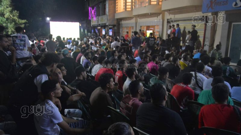 شاهد، شاب يفقد أعصابه بسبب ضياع الفرص أثناء مباراة مصر وأستراليا (فيديو)