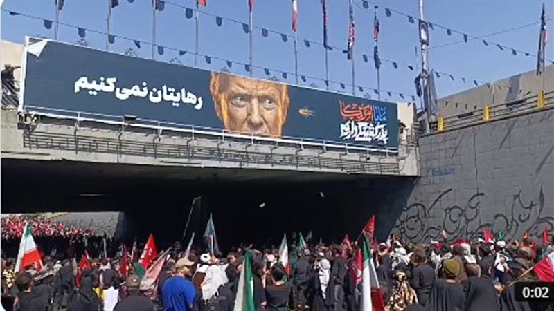 ترامب حاضر بقوة في جنازة خامنئي، حشود إيرانية ترجم صوره وتشنق دمية على هيئته (فيديو)