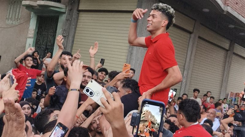 استقبال جماهيري حافل لنجم منتخب مصر إمام عاشور بالسنبلاوين (صور)