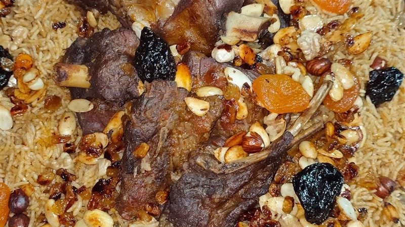 طريقة عمل الكبسة باللحمة والمكسرات في خطوات سريعة