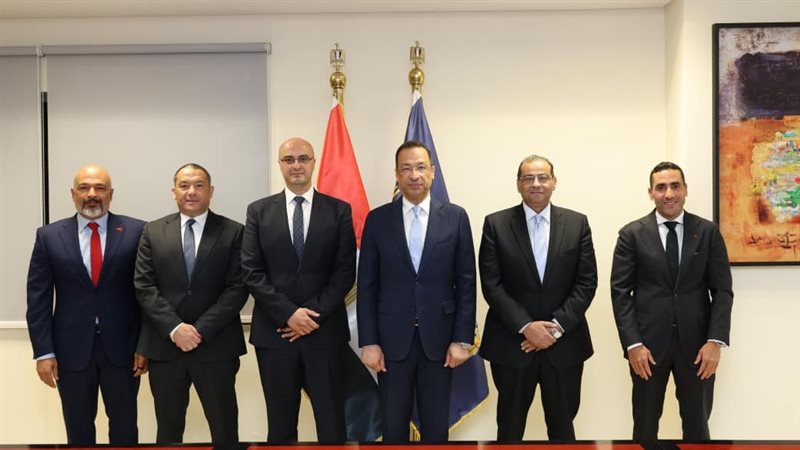 وزير الاتصالات يشهد مراسم توقيع ملاحق تراخيص شريحة الطفل
