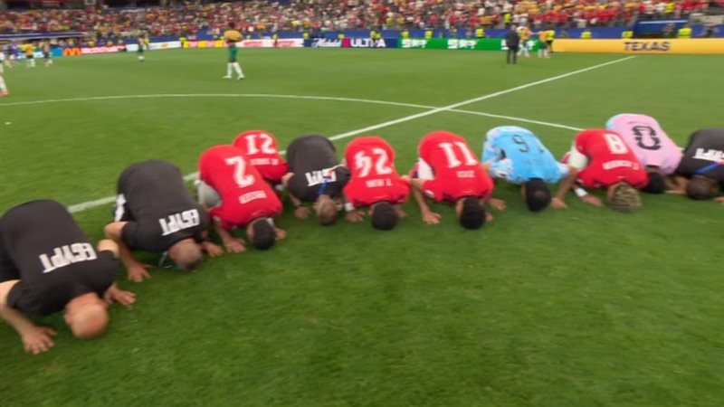 احتفالات حسام حسن ولاعبي المنتخب بعد التأهل التاريخي إلى دور الـ16 بكأس العالم (فيديو)