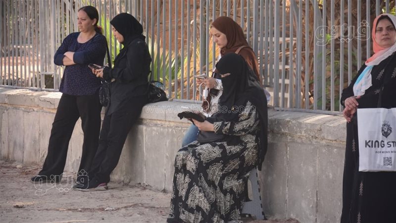 قلوب معلقة خلف الأسوار، القلق والترقب يسيطر على أولياء أمور طلاب الثانوية أمام اللجان (صور)