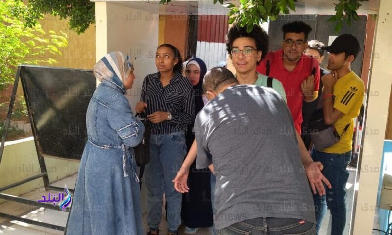 توافد الطلاب على لجان الثانوية العامة وتفتيشهم قبل امتحانات الأحياء والرياضيات والإحصاء