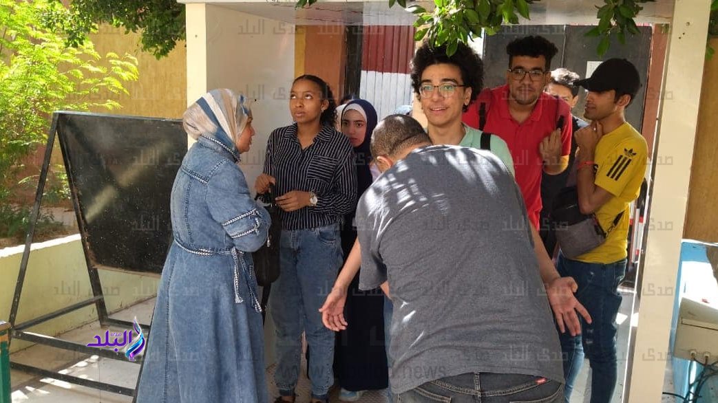 توافد الطلاب على لجان الثانوية العامة وتفتيشهم قبل امتحانات الأحياء والرياضيات والإحصاء