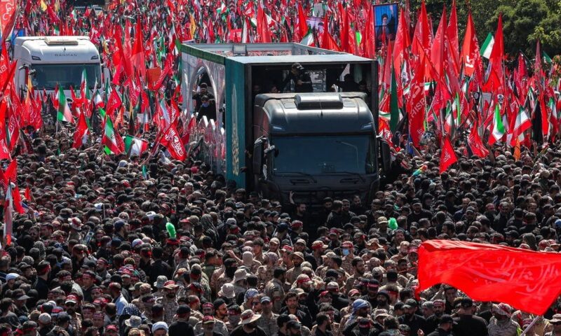 تشييع خامنئي في موكب يجوب شوارع طهران