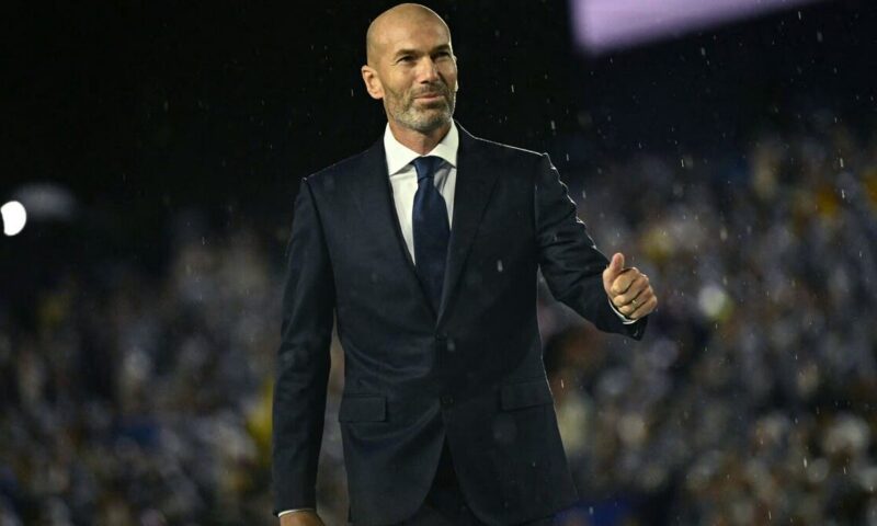 بعد تخفيض مرتبه إلى 450 ألف يورو.. هل يقبل زيدان بتدريب فرنسا؟