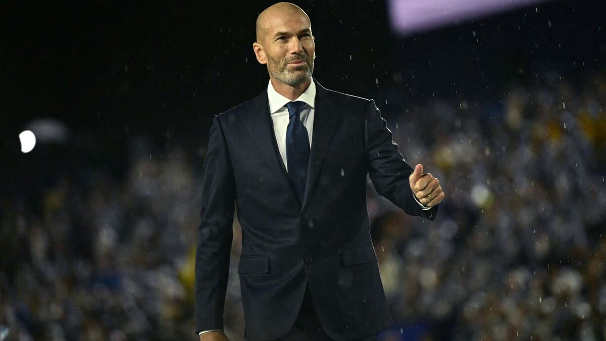 بعد تخفيض مرتبه إلى 450 ألف يورو.. هل يقبل زيدان بتدريب فرنسا؟ 