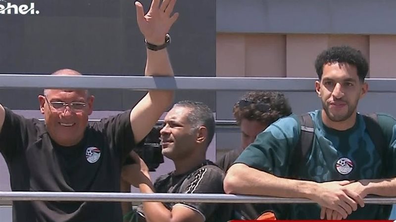 لاعبو المنتخب يبدأون جولة الاحتفال في الحافلة المكشوفة