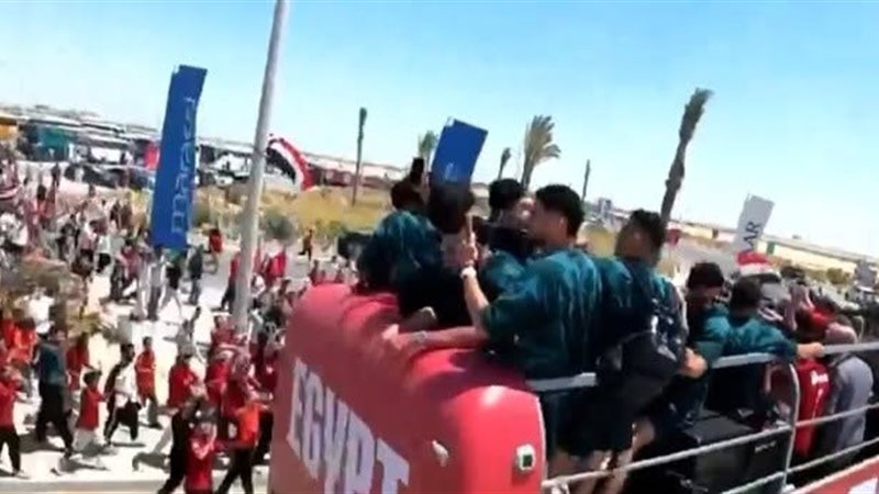 حافلة منتخب مصر المكشوفة تتوجه إلى أحد فنادق العلمين الجديدة