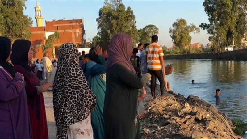 مصرع شاب غرقا أثناء الاستحمام في ترعة القاصد بالغربية (صور)