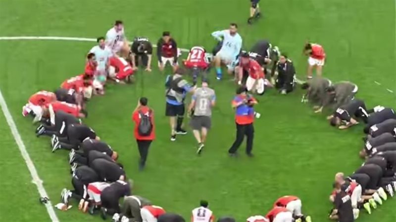 لحظة سجود لاعبي منتخب مصر بعد التأهل التاريخي إلى دور الـ16 بكأس العالم (فيديو)