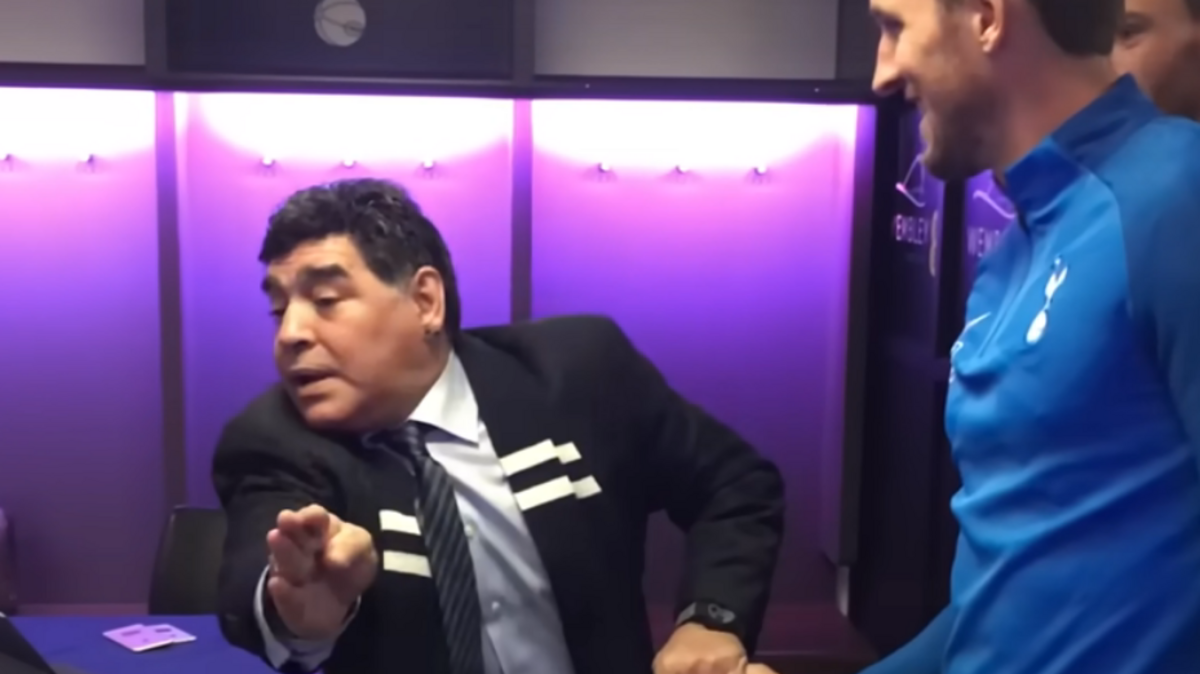 فيديو.. كين يسمع نصيحة مارادونا بعد 6 أعوام من وفاته