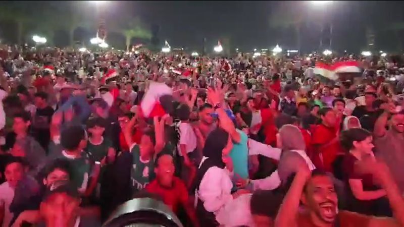 فرحة المصريين بتأهل منتخب مصر إلى دور الـ 16 بمركز شباب الجزيرة (فيديو)