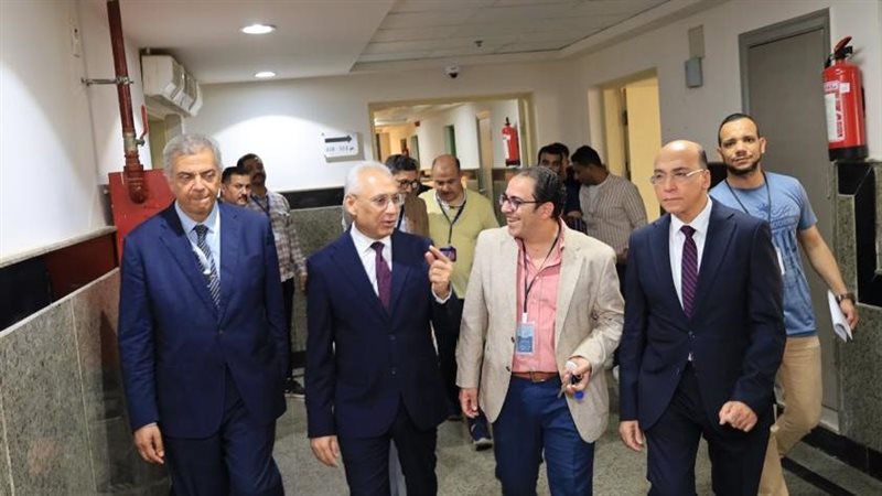 رئيس جامعة المنيا يفتتح السكن الفندقي للأطباء بالمجمع الطبي الجامعي