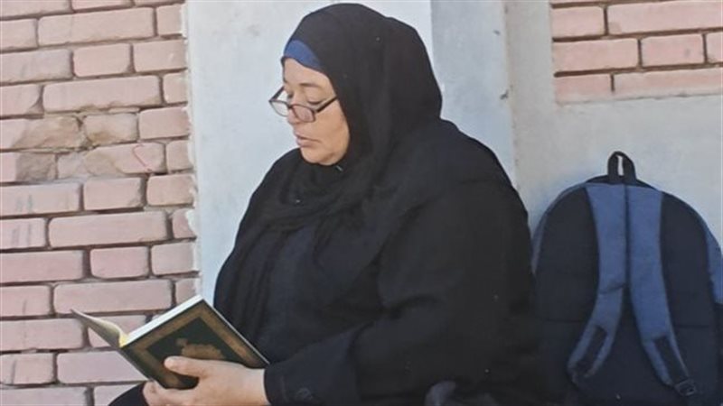 بالمصاحف وقراءة القرآن، قلق وتوتر أولياء الأمور أمام لجان الثانوية العامة بالغربية (فيديو)