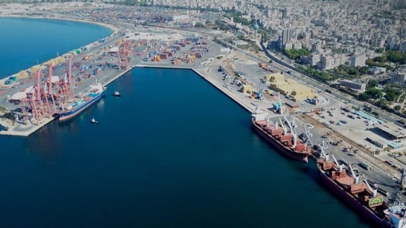 للمرة الأولى منذ 15 عاما، سفن حربية تركية ترسو بميناء اللاذقية السوري (صور)