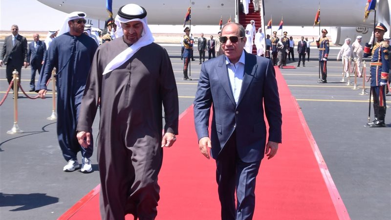 السيسي يستقبل رئيس الإمارات بالعلمين (فيديو وصور)