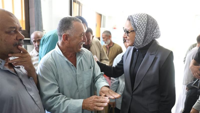 جولة مفاجئة لمحافظ الوادي الجديد بالمركز التكنولوجي بالخارجة وتوجه بسرعة بحث الشكاوى وتبسيط الإجراءات