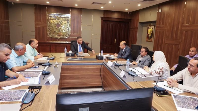 محافظ جنوب سيناء يبحث تطوير ورفع كفاءة طرق منطقتي المنشية والأمل