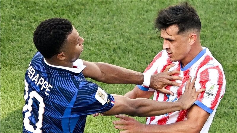 ديشامب يدافع عن مبابي: قائد فرنسا وليس ديكتاتورا