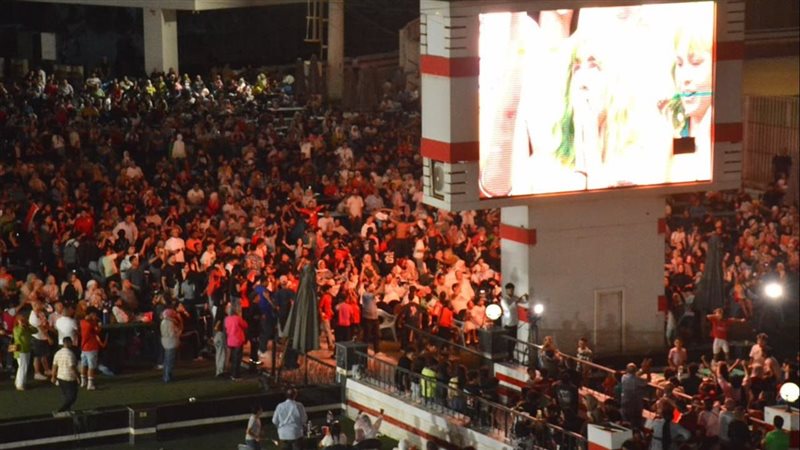 الآلاف من أعضاء الزمالك يحتفلون بالتأهل التاريخي لمنتخب مصر إلى دور الـ16 بكأس العالم (صور)