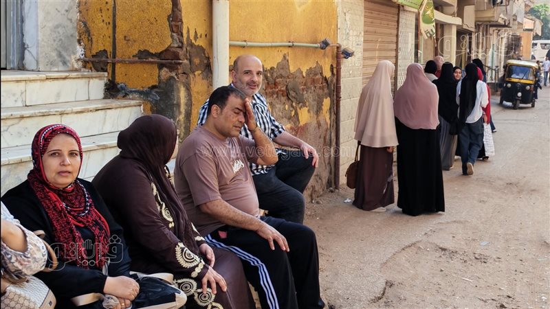ساعات من القلق والترقب، أولياء أمور طلاب الثانوية العامة يفترشون الشوارع بمحيط لجان الغربية (صور)