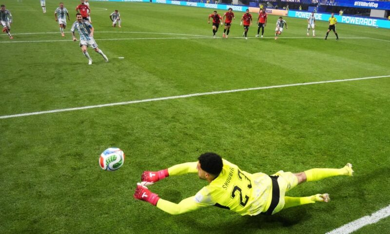 مصطفى شوبير يدخل تاريخ كأس العالم بجزائية ميسي