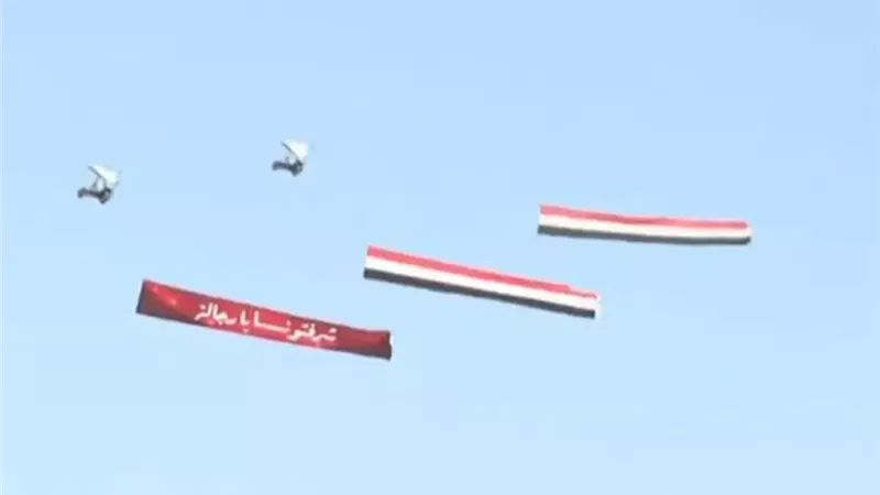 طائرة تحلق فوق حافلة منتخب مصر وتوجه رسالة للاعبين